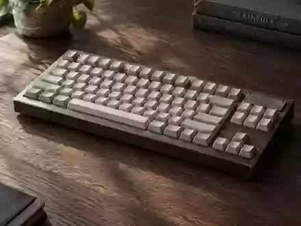 Eine mechanische Tastatur mit leeren Tasten auf einer dunklen Holzoberfläche in natürlichem Licht. - Foto: über boerse-global.de