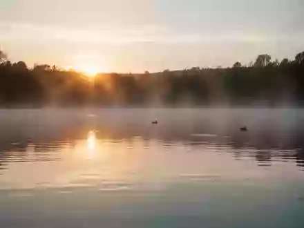 Symbolbild: ruhiger See bei Sonnenaufgang - Foto: über boerse-global.de