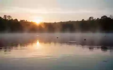 Symbolbild: ruhiger See bei Sonnenaufgang - Foto: über boerse-global.de