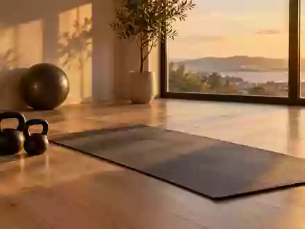 Eine minimalistische Sportecke in einem hellen Raum mit einer ausgerollten Yogamatte und Kettlebells bei natürlichem Licht. - Foto: über boerse-global.de