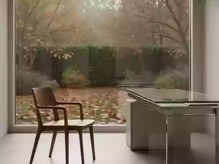 Ein minimalistischer, heller medizinischer Beratungsraum mit Blick auf einen herbstlichen Garten. - Foto: über boerse-global.de