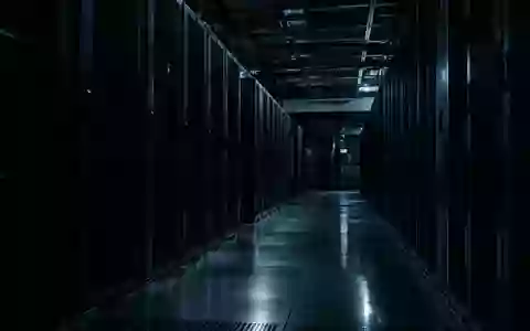 Dunkler, atmosphärischer Serverraum mit unbeleuchteten Server-Racks in einem industriellen Umfeld. - Foto: über boerse-global.de