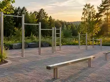 Moderne Calisthenics-Anlage mit Reckstangen und Balancierelementen in einem öffentlichen Park bei Sonnenlicht. - Foto: über boerse-global.de