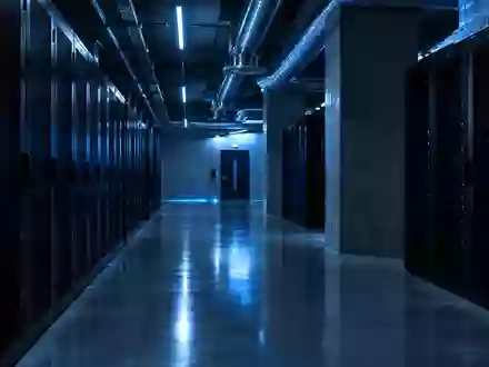 Ein minimalistischer, in blaues Licht getauchter Flur in einem modernen Rechenzentrum. - Foto: über boerse-global.de