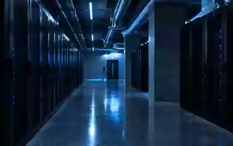 Ein minimalistischer, in blaues Licht getauchter Flur in einem modernen Rechenzentrum. - Foto: über boerse-global.de