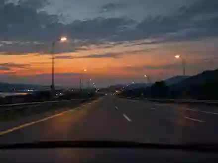 Blick durch eine Windschutzscheibe auf eine nächtliche Autobahn bei Dämmerung. - Foto: über boerse-global.de