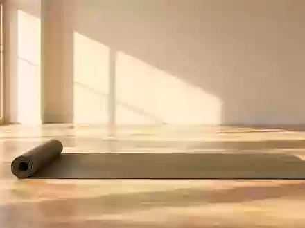 Eine leere, helle Yogamatte liegt in einem minimalistischen, sonnendurchfluteten Raum auf einem Holzboden. - Foto: über boerse-global.de