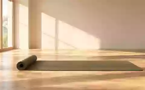 Eine leere, helle Yogamatte liegt in einem minimalistischen, sonnendurchfluteten Raum auf einem Holzboden. - Foto: über boerse-global.de