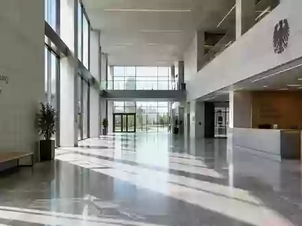 Ein minimalistisch gestalteter, leerer Flur in einem modernen Verwaltungsgebäude mit klaren Linien und natürlichem Lichteinfall. - Foto: über boerse-global.de