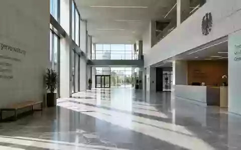 Ein minimalistisch gestalteter, leerer Flur in einem modernen Verwaltungsgebäude mit klaren Linien und natürlichem Lichteinfall. - Foto: über boerse-global.de