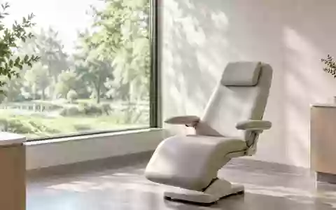 Ein ruhiger, minimalistischer Therapieraum mit einem leeren Sessel vor einem Fenster mit Blick ins Grüne. - Foto: über boerse-global.de