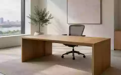 Ein minimalistisches, modernes Büro mit einem leeren Schreibtisch und einem Stuhl in natürlichem Licht. - Foto: über boerse-global.de