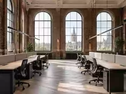Ein minimalistisches, modernes Büro in einem historischen Gebäude mit hohen Decken und leeren Arbeitsplätzen. - Foto: über boerse-global.de