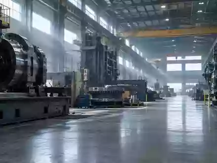 Eine weitläufige, stille Industriehalle mit schweren Maschinen und kühlem Tageslicht, die die industrielle Atmosphäre betont. - Foto: über boerse-global.de