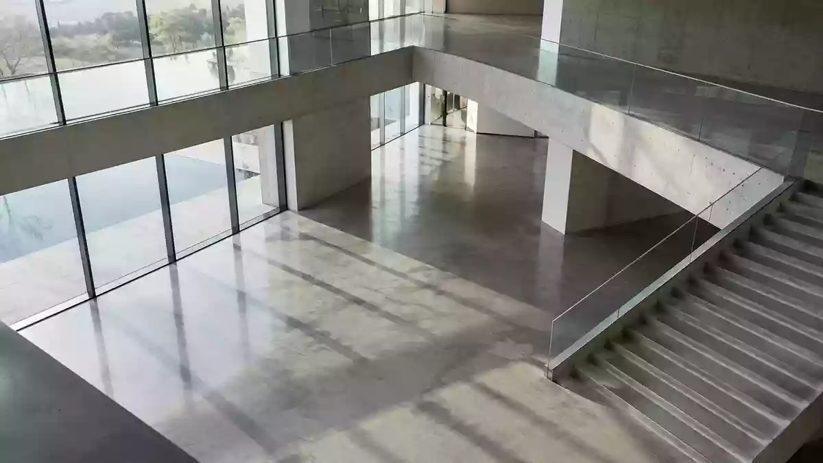 Minimalistische, moderne Architektur mit klaren geometrischen Linien und natürlichem Lichteinfall in einem leeren Raum. Illustration mit AI erstellt.