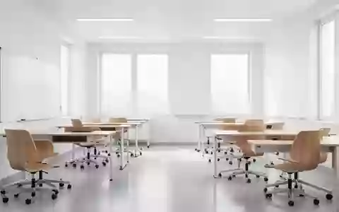 Ein heller, leerer Unterrichtsraum mit minimalistischem Design und Holztischen, der eine moderne Lernumgebung symbolisiert. - Foto: über boerse-global.de