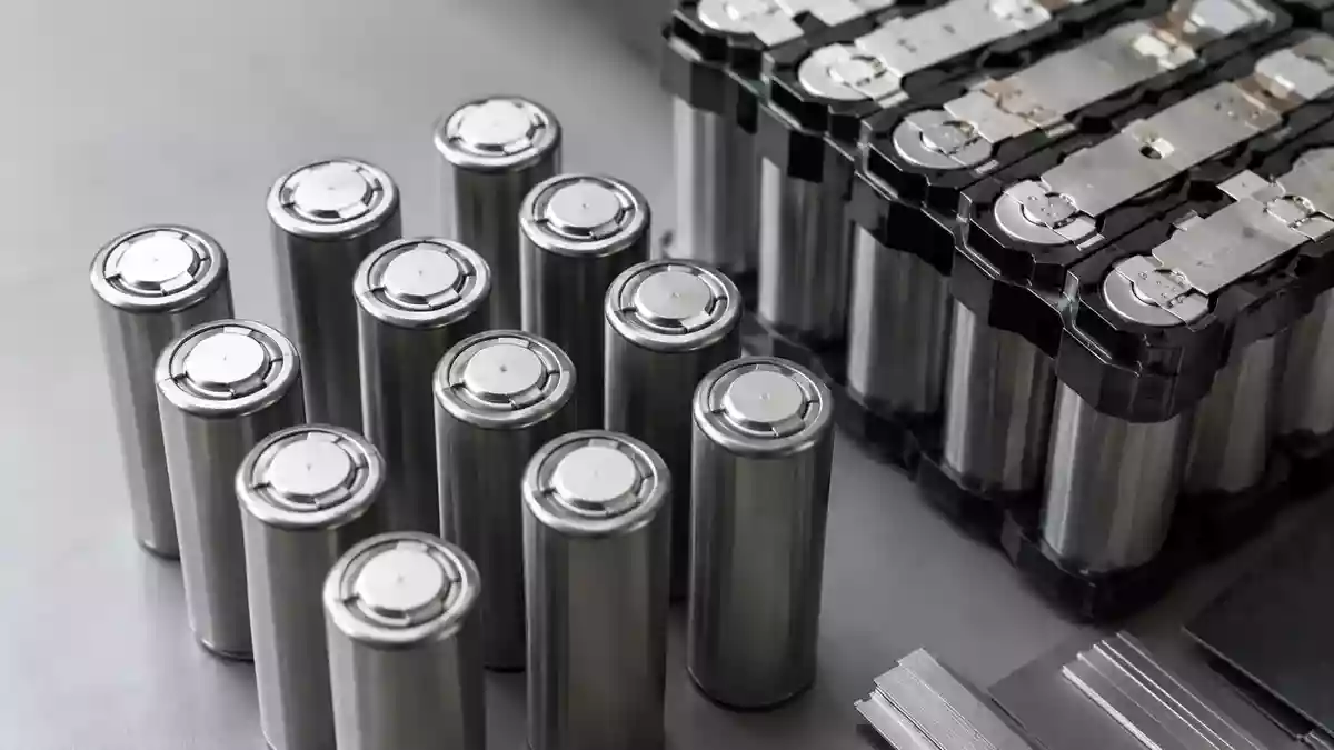 Lithium-Ionen-Akkuzellen auf einer industriellen Werkbank zur Qualitätsprüfung. Illustration mit AI erstellt.
