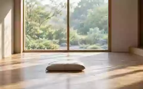 Ein ruhiger, minimalistischer Raum mit natürlichem Licht, einem einzelnen Meditationskissen auf einem Holzboden und Blick in einen Garten. - Foto: über boerse-global.de
