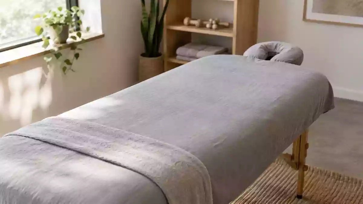 Eine leere, minimalistische Physiotherapie-Praxis mit einer Massageliege in hellem, natürlichem Licht. Illustration mit AI erstellt.