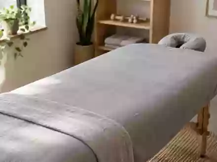 Eine leere, minimalistische Physiotherapie-Praxis mit einer Massageliege in hellem, natürlichem Licht. - Foto: über boerse-global.de