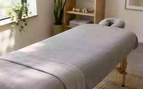 Eine leere, minimalistische Physiotherapie-Praxis mit einer Massageliege in hellem, natürlichem Licht. - Foto: über boerse-global.de
