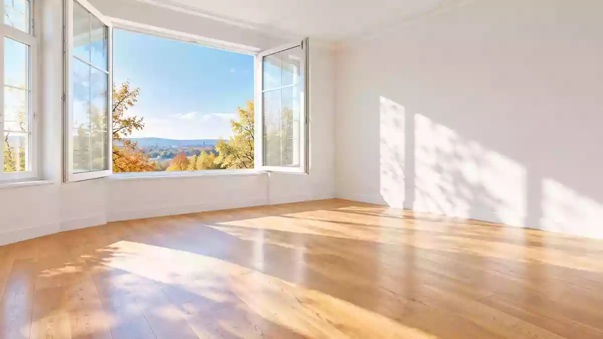 Ein heller, gut belüfteter Raum mit offenem Fenster an einem klaren Herbsttag. Illustration mit AI erstellt.