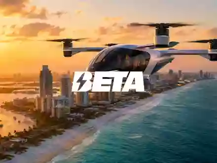 Modernes Elektroflugzeug über einer sonnigen Küstenlandschaft bei Sonnenuntergang als Symbol für Luftfahrttechnologie. - Foto: über boerse-global.de