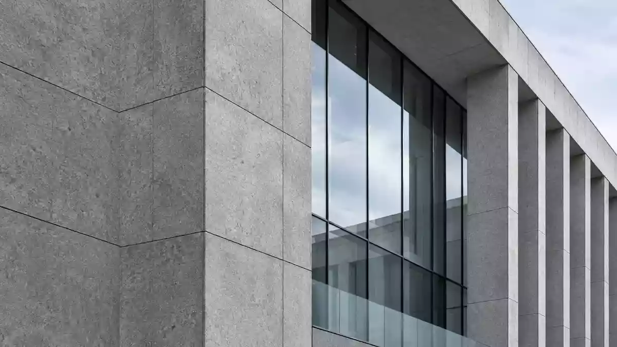 Moderne architektonische Fassade eines öffentlichen Gebäudes bei Tageslicht Illustration mit AI erstellt.