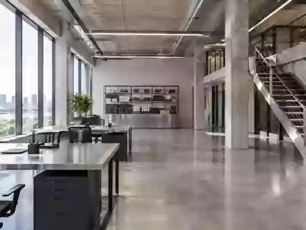 Ein minimalistischer, moderner Industrieraum mit klaren Linien und natürlichem Licht, der Ordnung und Sicherheit symbolisiert. - Foto: über boerse-global.de