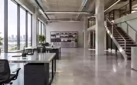Ein minimalistischer, moderner Industrieraum mit klaren Linien und natürlichem Licht, der Ordnung und Sicherheit symbolisiert. - Foto: über boerse-global.de