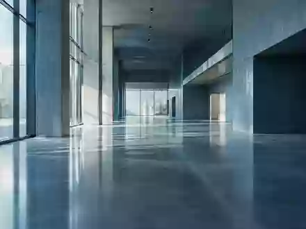 Ein minimalistischer, moderner Flur mit reflektierendem Betonboden und kühlem Lichteinfall ohne Personen. - Foto: über boerse-global.de