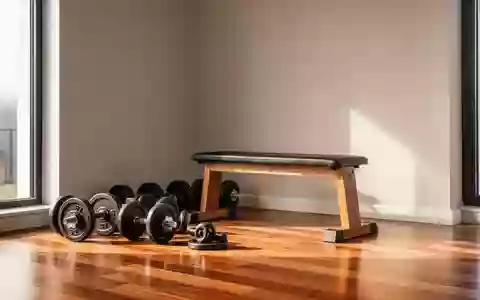 Ein minimalistischer Fitnessbereich in einem hellen Raum mit Kurzhanteln und einer Trainingsbank auf einem Holzboden. - Foto: über boerse-global.de