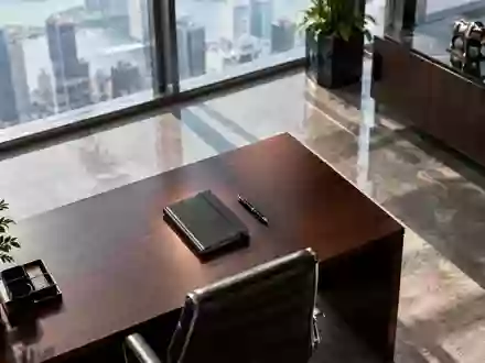 Ein minimalistischer, moderner Schreibtisch in einem Finanzbüro mit weichem Tageslicht und professioneller Atmosphäre. - Foto: über boerse-global.de