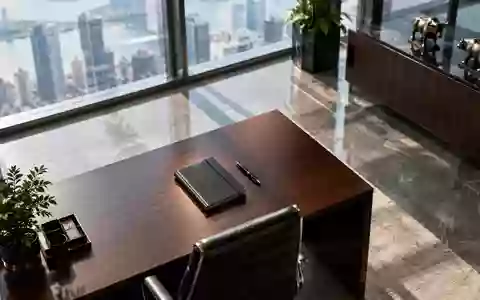Ein minimalistischer, moderner Schreibtisch in einem Finanzbüro mit weichem Tageslicht und professioneller Atmosphäre. - Foto: über boerse-global.de