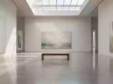Ein minimalistischer, lichtdurchfluteter Ausstellungsraum in einer Kunstgalerie mit einer Holzbank und abstrakter Kunst. - Foto: über boerse-global.de