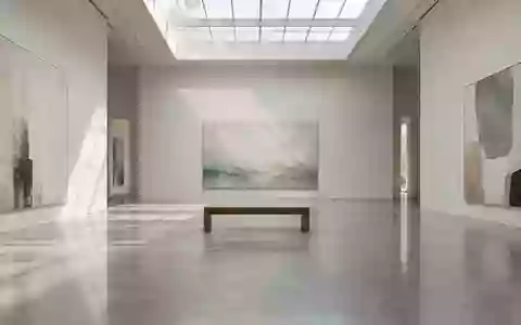 Ein minimalistischer, lichtdurchfluteter Ausstellungsraum in einer Kunstgalerie mit einer Holzbank und abstrakter Kunst. - Foto: über boerse-global.de
