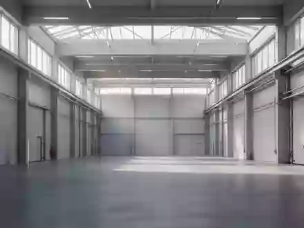 Eine moderne, minimalistische Industriehalle mit weiten Betonböden und einfallendem Tageslicht als Symbol fĂŒr technologischen Wandel. - Foto: ĂŒber boerse-global.de