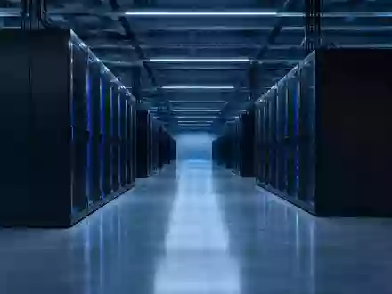 Moderne, minimalistische Server-Infrastruktur in einem industriellen Rechenzentrum mit blauer Beleuchtung. - Foto: über boerse-global.de