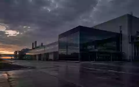 Ein großes, stilles Industriegelände eines Automobilwerks in der Dämmerung mit imposanter Architektur unter bewölktem Himmel. - Foto: über boerse-global.de