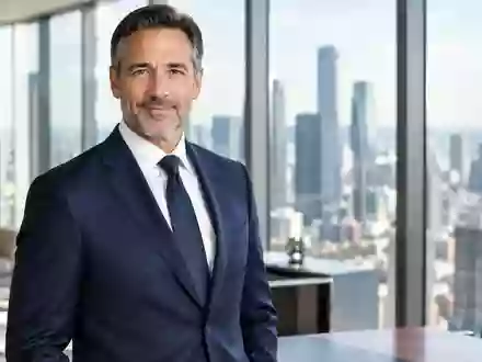 Ein professioneller Manager in einem modernen Bürogebäude mit Blick auf eine Stadt. - Foto: über boerse-global.de