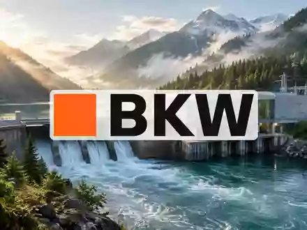 Modernes Wasserkraftwerk in einer alpinen Gebirgslandschaft bei Sonnenaufgang. - Foto: über boerse-global.de