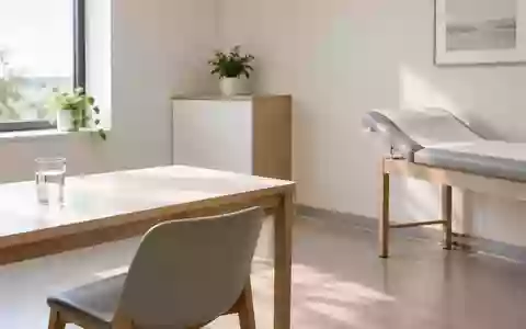 Ein minimalistisch eingerichteter, heller Behandlungsraum in einer medizinischen Praxis mit einem leeren Holztisch. - Foto: über boerse-global.de