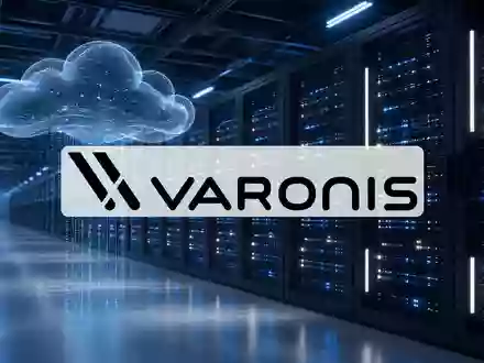Abstrakte Darstellung eines modernen Rechenzentrums mit blau beleuchteten Serverracks als Symbol fĂĽr Cybersicherheit. - Foto: ĂĽber boerse-global.de
