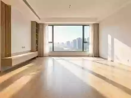 Ein minimalistisch eingerichtetes Wohnzimmer mit hellem Holzboden und natürlichem Lichteinfall. - Foto: über boerse-global.de