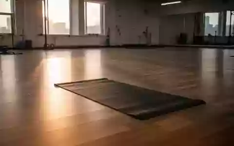 Ein minimalistisch gestalteter Trainingsraum mit einer Yogamatte auf einem Holzboden im sanften Morgenlicht. - Foto: über boerse-global.de
