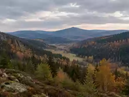 Eine ruhige Herbstlandschaft mit bewaldeten Hügeln im Fichtelgebirge als Symbol für regionale Sicherheit und Vorsorge. - Foto: über boerse-global.de
