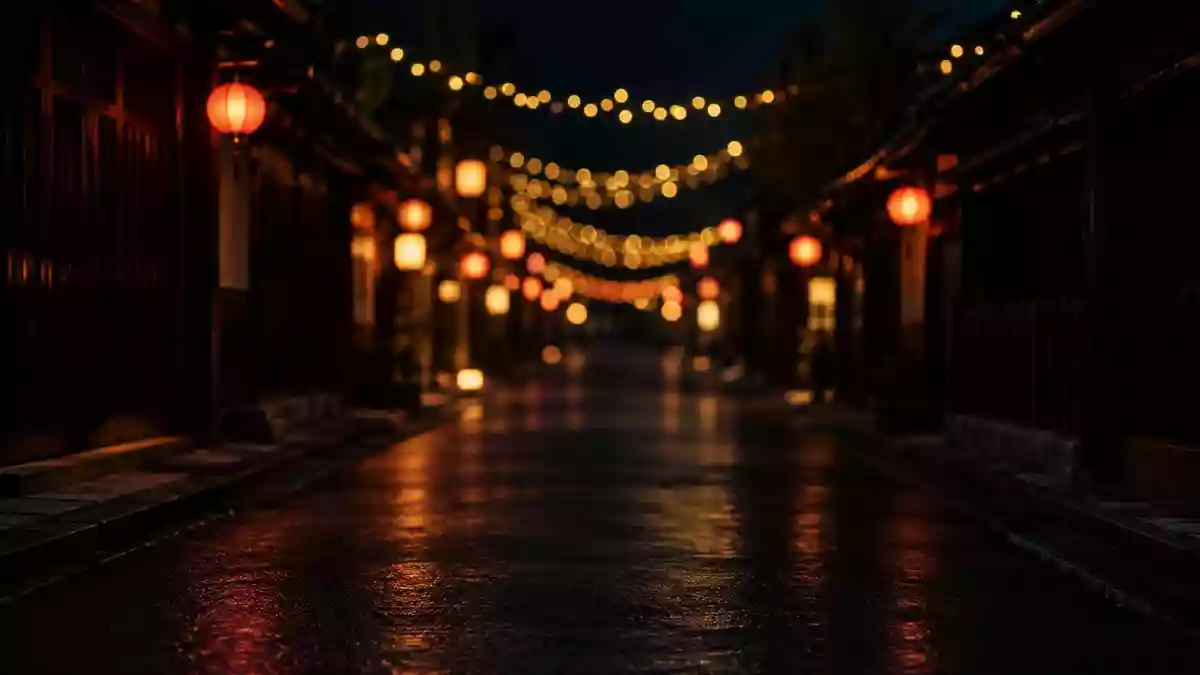 Dunkle, nächtliche Stadtstraße mit unscharfen, festlichen Lichterketten und Laternen im Hintergrund. Illustration mit AI erstellt.