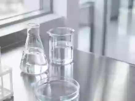 Ein minimalistisch gestalteter, steriler Laborraum mit gläsernen Gefäßen in gedämpftem, natürlichem Tageslicht. - Foto: über boerse-global.de