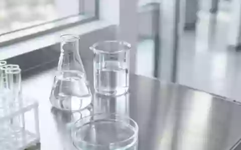 Ein minimalistisch gestalteter, steriler Laborraum mit gläsernen Gefäßen in gedämpftem, natürlichem Tageslicht. - Foto: über boerse-global.de