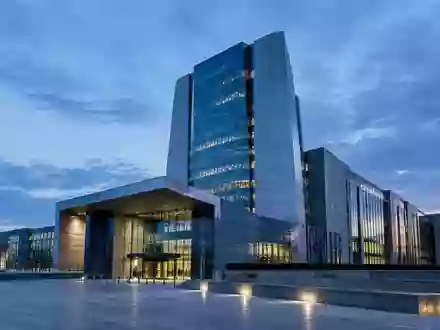 Moderne, minimalistische Architektur eines Bankgebäudes bei Dämmerung mit klaren geometrischen Linien und Glasfassaden. - Foto: über boerse-global.de